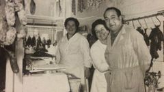 Bautista Arrieta Cueto, junto con su hermana Maruja y su madre Joaquina en la Carnicer�a Arrieta en una fotograf�a antigua. Se trata por tanto del padre, la abuela y la t�a del actual propietario