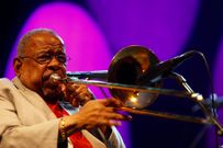 Fred Wesley abri� el concierto de A Quintana por la noche. 