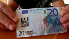 Un billete de 20 euros extra�do la semana pasada de un cajero en Barcelona con un sello independentista.