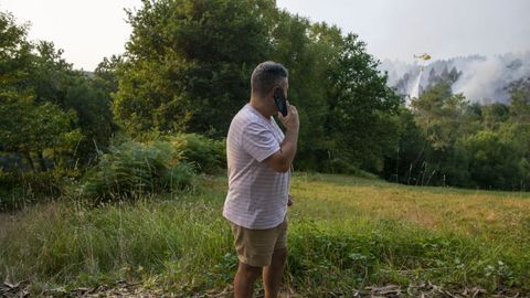 El teniente de alcalde de Monfero, Alberto Cortizas, con el teléfono durante el operativo para controlar los incendios