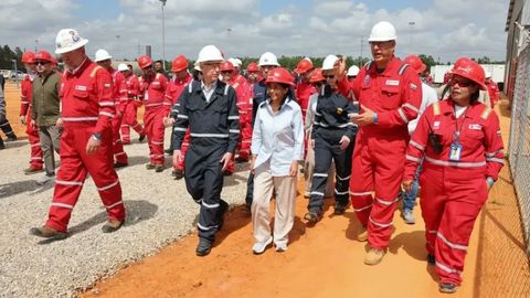 La presidenta de Venezuela, Delcy Rodr�guez, con el secretario de Energ�a de Estados Unidos, Chris Wright, en las instalaciones de Chevron en la faja petrol�fera del Orinoco