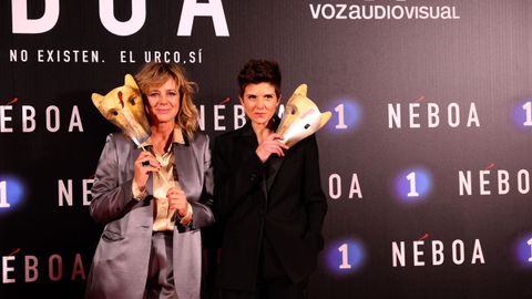 Las dos protagonistas, Emma Surez e Isabel Naveira, Mnica y Carmela, posan con mscaras del Urco. Ellas investigarn el caso