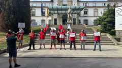 Trabajadores de mantenimiento del Hospital Provincial de Pontevedra, este viernes, durante la concentracin