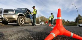 Una patrulla de motoristas durante un control de alcoholemia realizado en Xove la semana pasada. 