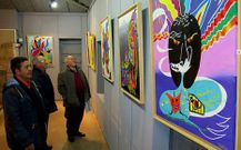 El pintor Jos� Molero (izquierda) expone sus obras en Chantada  