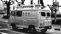 Furgoneta con carteles animando ao voto para o referendo do estatuto de 1981