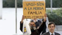 El matrimonio Pujol-Ferrusola fue recibido entre gritos y abucheos. 
