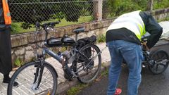 H�brido entre bicicleta y moto que la Guardia Civil incaut� este jueves a un ciudadano franc�s en Rois