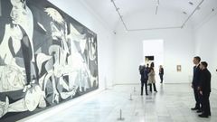 Pedro S�nchez y Volodimir Zelenski contemplan el �Guernica� de Picasso, expuesto en el museo Reina Sof�a de Madrid.
