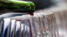 Un camarero sirve vino durante una cata en la edición del 2017 del congreso San Sebastián Gastronomika, dedicado a la cocina de la India