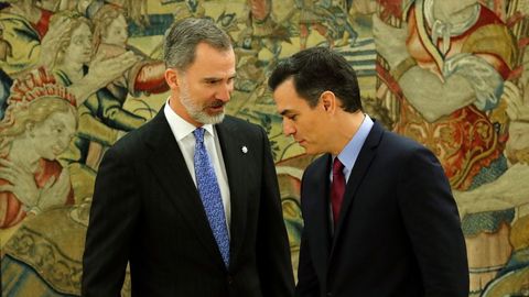 El rey Felipe VI charla con Pedro S�nchez, momentos despu�s de que jurara su cargo de presidente, en La Zarzuela el 8 de enero  
