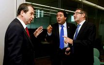 Caballero (izquierda), Negreira y Curr�s, ayer en la reuni�n celebrada en Santiago.