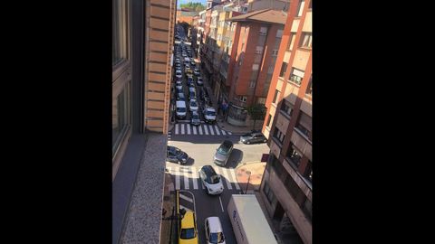 Atasco en la calle Montes del Sueve, del barrio de Ciudad Naranco de Oviedo. Los vecinos se quejan del colapso de tráfico en horas punta