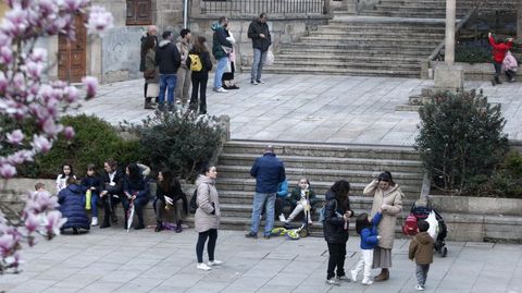 Familias con nios en una plaza de Monforte