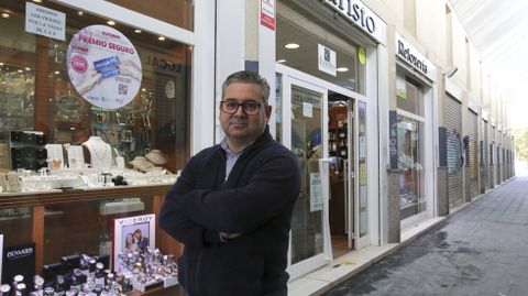 Evaristo Fidalgo frente a su joyera, situada en uno de los locales adosados a la nave vaca.