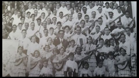 Rondalla de la Agrupacin Artstica Musical, en 1921, con Jos Ibez, su director