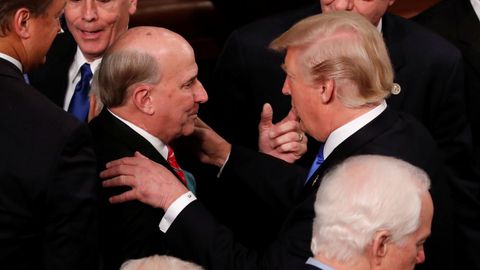 Trump charla con un republicano, antes de su discurso de la Uni�n en el Congreso en el 2018