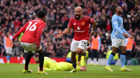 Mbeumo celebrando el primer gol del Manchester United