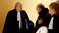 El exjefe del espionaje franc�s, Bernard Squarcini, habla con Dominique Mattei, abogado de Christian Orsatelli, cuando llega con su abogada Marie-Alix Canu-Bernard para una audiencia en su juicio en el tribunal de Par�s.