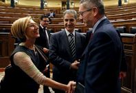 Rosa D�ez felicita a Gallard�n tras aceptar su propuesta el pasado mi�rcoles en el Congreso.
