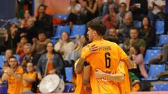 Jason y Charly abrazan a Pitero tras uno de sus dos goles al Avanza Jan.