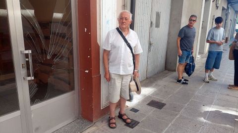Restos del cristal destrozado de madrugada en un portal de la calle