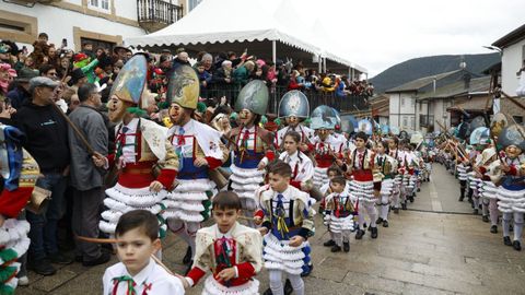 Estrea do peliqueiro no entroido de Laza e reparto de bica na Picota.