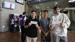 Tres j�venes ourensanos que estudiar�n en Santiago muestran satisfechos el abono que les facilita los viajes gratuitos hasta final de a�o