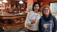 La ganadora del tercer premio (izquierda) con la responsable de la cafeter�a Dolan, donde se entreg� la rifa premiada