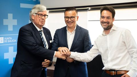 Presidente de la patronal gallega, conselleiro de Emprego y secretario xeral de UGT-Galicia, tras la firma del acuerdo en Santiago