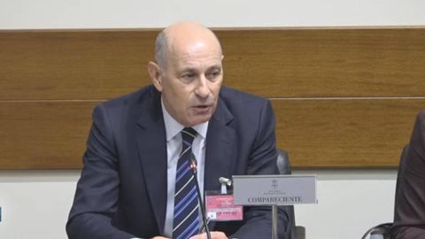 El decano de Ingenieros de Minas del Noroeste, Juan Jos� Fern�ndez D�az, durante su comparecencia hoy en la Junta General.