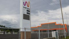La electrolinera Wenea ya ha colocado el panel informativo, al fondo se aprecia la estructura de la firma Obramat.