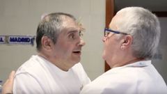 V�ctor, con Olga, su auxiliar �favorita� y que ha tenido un papel clave en su recuperaci�n