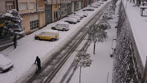 En A Fonsagrada, la nieve ocultaba ayer casi por completo los coches aparcados.