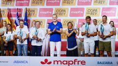 Los ganadores de la Copa del Rey Mapfre y Felipe VI. De izquierda a derecha: Mar�a Bover (Bale�ria RCNP), Javier Banderas (Teatro del Soho San Miguel), Mauro Gestri (Vudu), el rey, Gabrielle Gabrielle (Meerblick, Corinthian), S�nke Meier (Niramo) y Taavet Hinrikus (Nola)