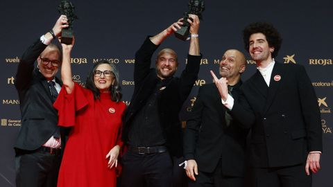 Alberto V�zquez, en el centro, y todo su equipo, celebrando el Goya a la Mejor Pel�cula de Animaci�n para Decorado