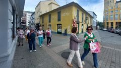 Casa Maseda, con las fachadas de amarillo que dan a la calle comercial y peatonal y a la Plaza de Espaa