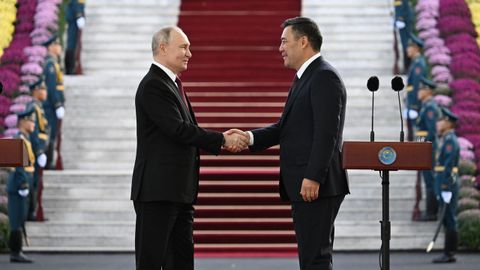 El presidente de Rusia, Vladimir Putin, se reúne con su homólogo en Kirguistán, Sadyr Japarov, en la capital del Estado kirguís, Bishkek.