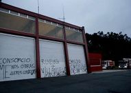 Pintadas en el parque de bomberos de Cee.