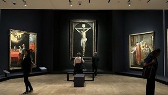 Visitantes del Louvre contemplan el �Cristo en la cruz� y otros cuadros de Zurbar�n.