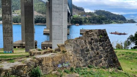 Restos del castillo de Rande, situado bajo el mismo puente