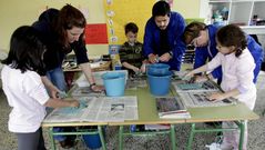Los alumnos de Escada ense�an a los ni�os de Culleredo a reciclar papel.Los usuarios del centro ocupacional, con discapacidad intelectual, ejercieron de profesores