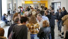 Los pasillos del �rea de consulta son la sala de espera del mostrador de informaci�n que digitaliza las citas de los pacientes. FOTOS: 