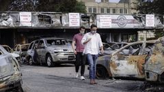 Veh�culos destruidos despu�s de d�as de disturbios en el centro de Kenosha