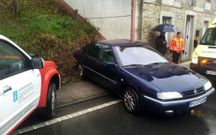 En Cuntis, el coche impact� contra una casa. 
