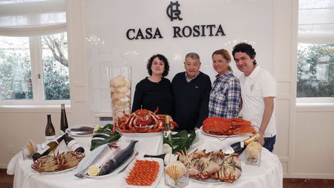 De izquierda a derecha, Rosita Montero, con su padre, Javier Montero, su madre, Mercedes Pérez y su hermano, José Ramón.