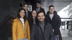 El portavoz de Sumar, Paulo Carlos L�pez, junto a un grupo de j�venes.