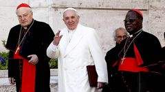 El papa Francisco saluda a la prensa con el cardenal italiano Angelo Soldano y el arzobispo de Kinshasha Laurent Pasinya