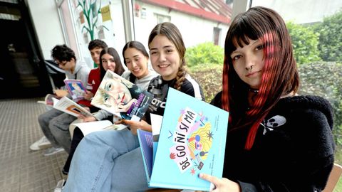 No IES Castelao, Ian, Luciano, Judith, Aracely, Michelle e Melanie, todos alumnos do IES onde Bego�a perdeu un zapato.