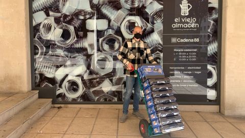 Adri�n �lvarez, propietario de la ferreteria El Viejo Almac�n en Ciudad Naranco, Oviedo